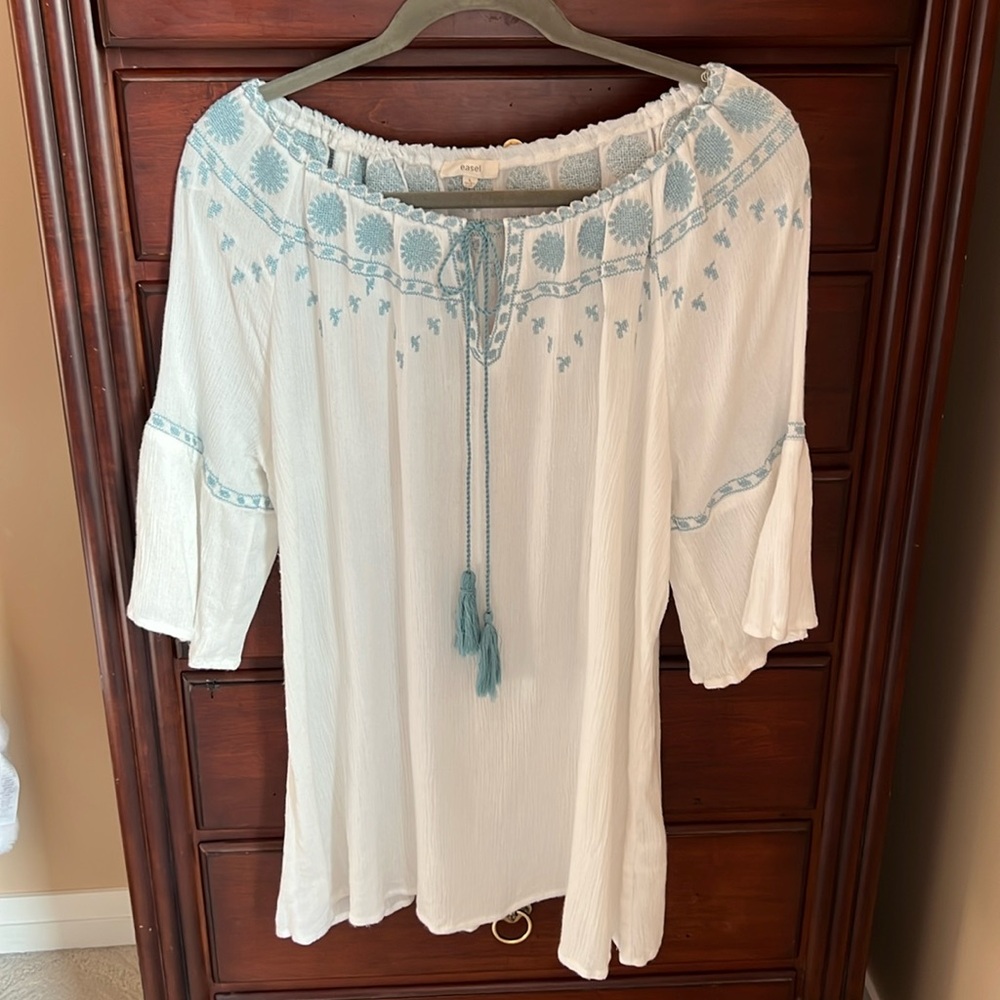Easel White Tunic with Blue Embroidery Size Large